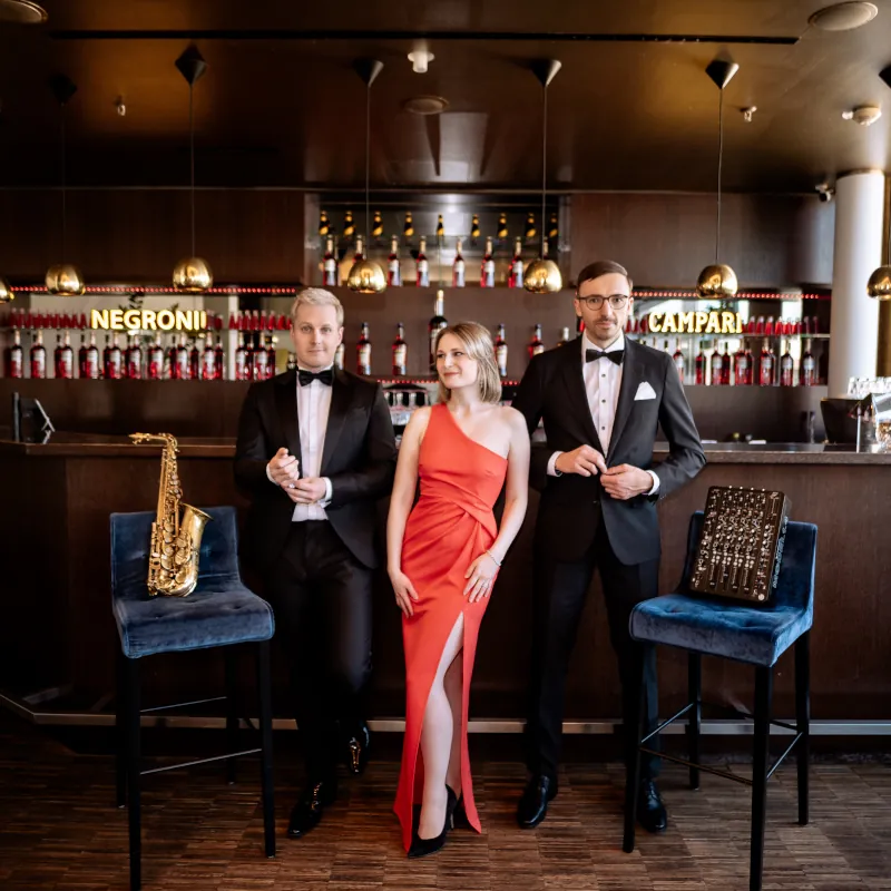 Ein DJ, ein Saxophonist und eine Sängerin bilden eine Hochzeitsband in Sachsen.